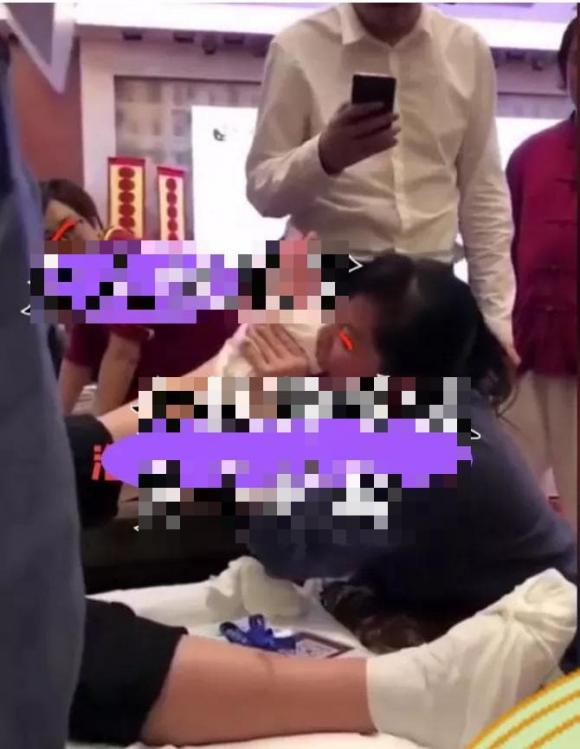 câu chuyện kỳ lạ, câu chuyện phản cảm, massage bằng miệng