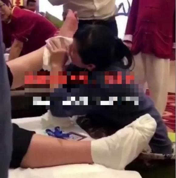 câu chuyện kỳ lạ, câu chuyện phản cảm, massage bằng miệng