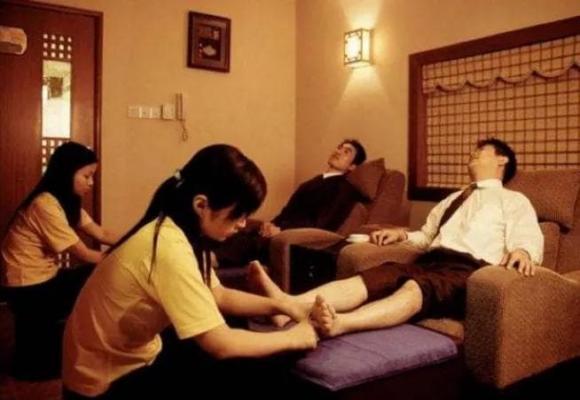 câu chuyện kỳ lạ, câu chuyện phản cảm, massage bằng miệng