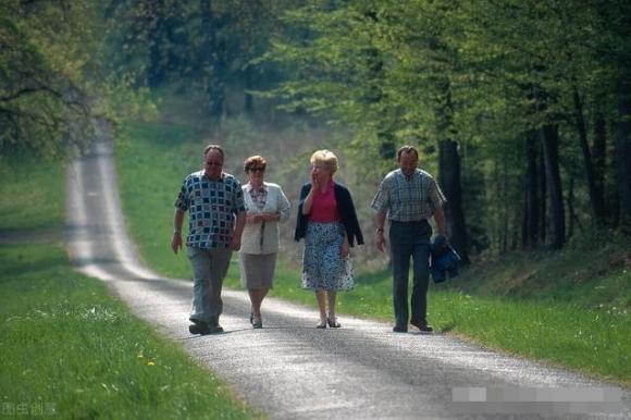 Đi bộ là một liều thuốc tốt để kéo dài tuổi thọ! Tuân thủ 7000 bước mỗi ngày, đi bộ thường xuyên có thể khỏi bốn bệnh