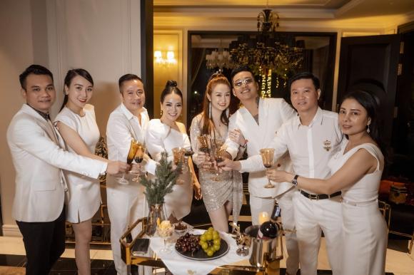 Vợ chồng Tuấn Hưng, Khắc Việt , doanh nhân Bích Nguyệt