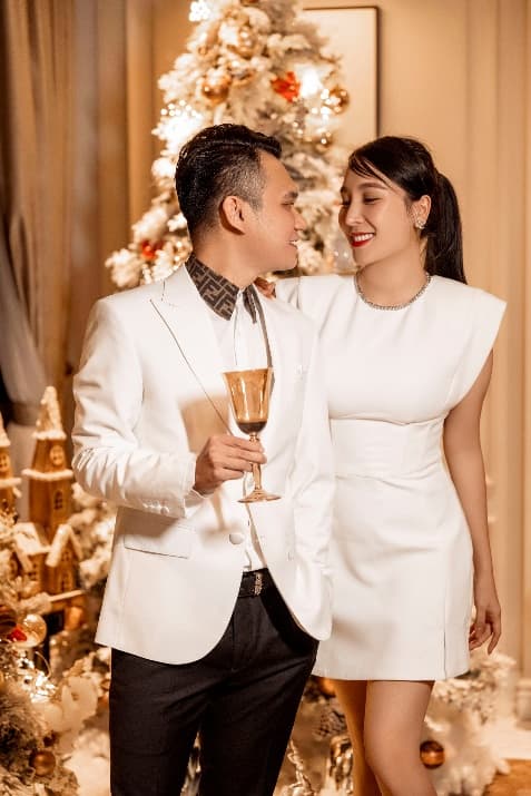 Vợ chồng Tuấn Hưng, Khắc Việt , doanh nhân Bích Nguyệt