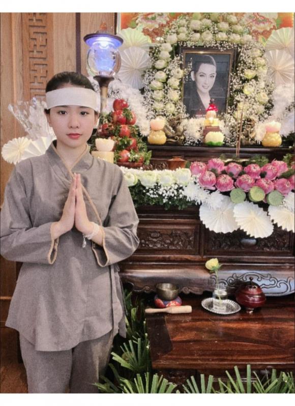 Trên trang cá nhân của mình, Quỳnh Trang - con nuôi giọng ca Bậu ơi đừng khóc đã đăng tải những hình ảnh trong lễ cúng 100 ngày của mẹ tại nhà riêng ở Việt Nam: "100 ngày rồi mẹ ơi".