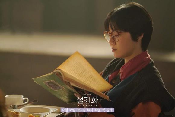 Nữ diễn viên Kim Mi Soo vào vai Yeo Jeong Min trong bộ phim "Snowdrop". Nhân vật Yeo Jung Min là một sinh viên lịch sử luôn chăm chỉ nghiên cứu tài liệu. Cô cũng là sinh viên năm thứ 4 và phong cách thời trang của cô luôn là một bộ đồ thể thao, đeo kính dày và đi dép lê, bất kể mùa nào trong năm.
