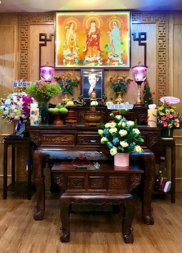 Lan truyền hình ảnh Hồ Văn Cường lập bàn thờ cố ca sĩ Phi Nhung tại nhà riêng trong lễ 100 ngày?
