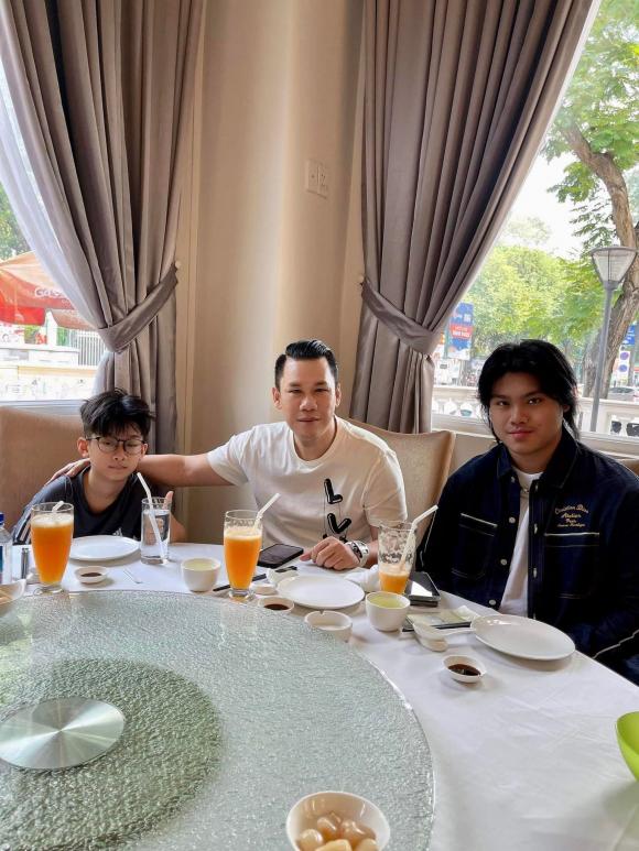 Đây dịp hiếm hoi đại gia Đức Huy đưa bé Bo đi ăn uống bên anh trai Nam Lê. Hình ảnh hội ngộ của các con nhà nam doanh nhân đã nhanh chóng thu hút sự chú ý của cư dân mạng.