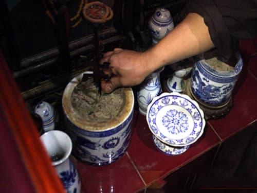 lau dọn bàn thờ cuối năm, phong tục, điều kiêng kỵ khi lau dọn bàn thờ