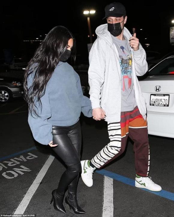 Kim Kardashian ‘dính như sam’ bên tình trẻ kém 13 tuổi sau khi chồng cũ công khai bạn gái mới