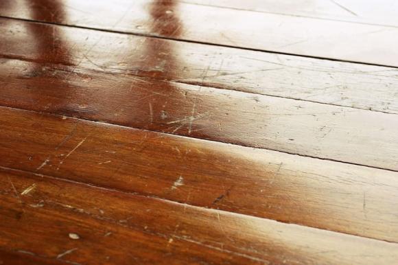 sàn gỗ, vết xước sàn gỗ, sàn gỗ bị xước, khắc phục sàn gỗ bị xước