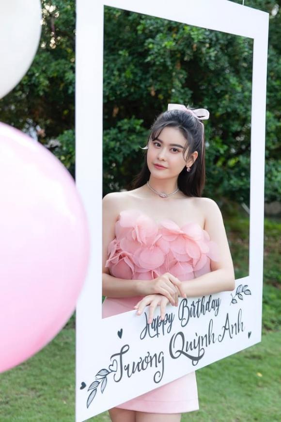 Trương Quỳnh Anh khoe vẻ đẹp ‘hack tuổi’ trong tiệc sinh nhật ngập sắc hồng bên hội bạn thân