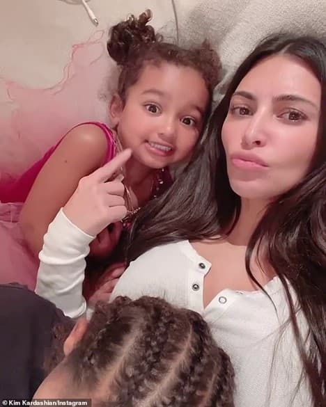 Kim Kardashian chụp ảnh cùng con gái