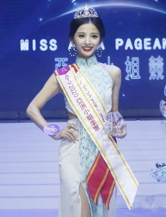 Cao Văn Quân giành Á hậu 2 và giải Hoa hậu ăn ảnh tại cuộc thi Hoa hậu châu Á 2020. Cô sở hữu số đo 3 vòng lần lượt là 78-60-86 cm.
