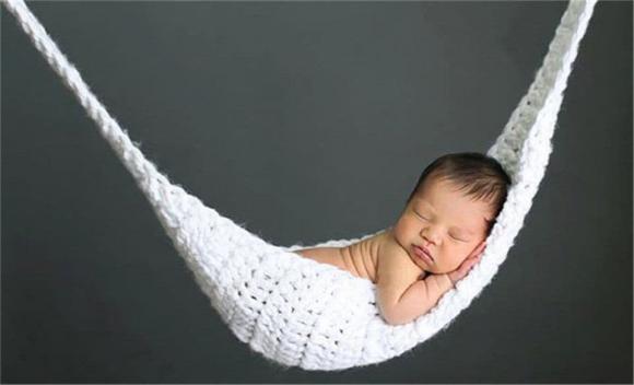 trẻ ngủ trên võng, chăm con, trẻ sơ sinh