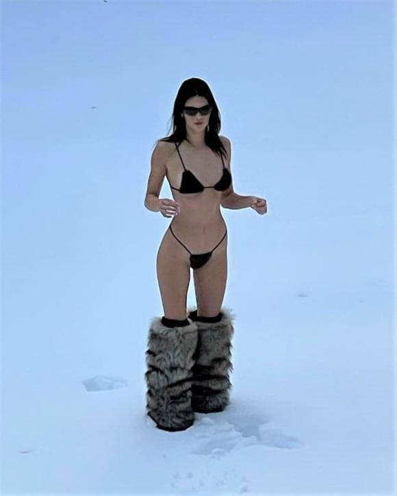 Kendall Jenner mặc bikini nhỏ xíu giữa trời tuyết lạnh khoe trọn body cực phẩm