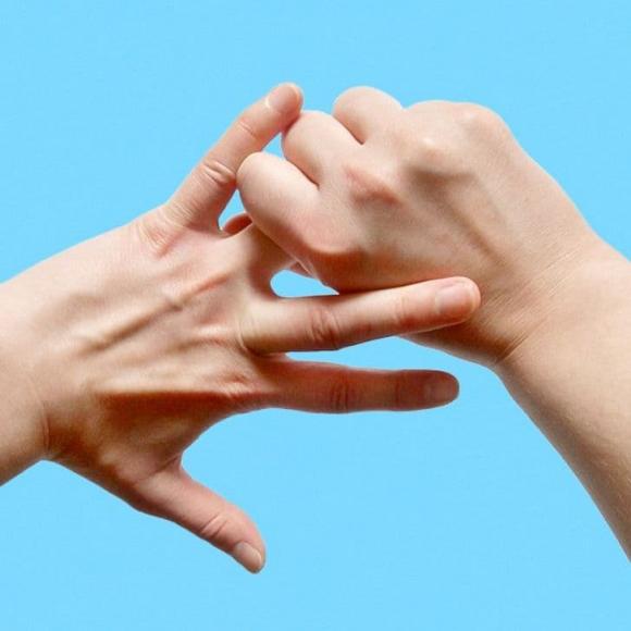nắm tay, vị trí nắm tay giúp tăng cường sức khỏe, chăm sóc sức khỏe 