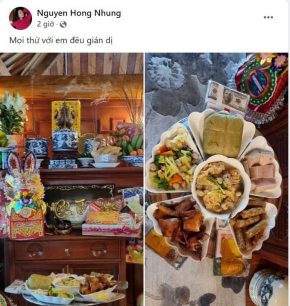 Nhà của nghệ sĩ Xuân Bắc làm mâm cỗ từ ngày 21 âm lịch. Mâm cỗ gồm nem rán, bánh chưng, rau xào, giò, canh măng, gà nướng.