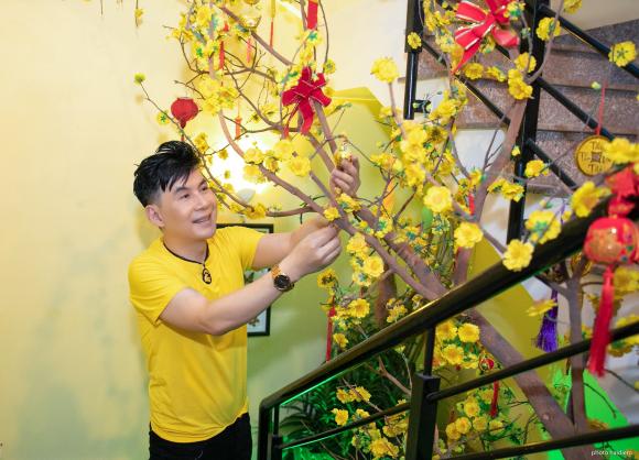 Ca sĩ Đoan Trường cũng tự tay cắm hoa và trang trí ngập sắc vàng để chuẩn bị đón Tết Nguyên đán trong ngôi nhà của mình.