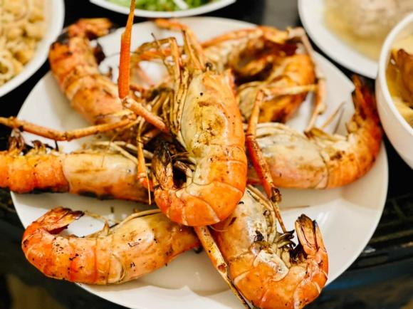 mâm cỗ cúng tất niên, Vân Hugo, Diệu Hương, Ưng Hoàng Phúc
