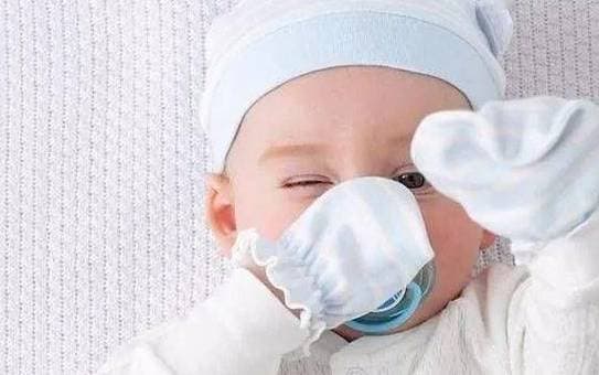 Trẻ sơ sinh, mắt nhỏ, chăm con