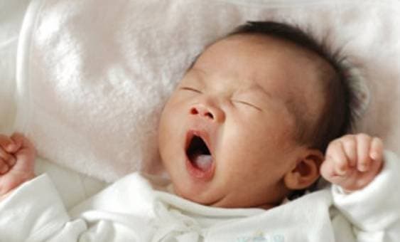 Trẻ sơ sinh, mắt nhỏ, chăm con