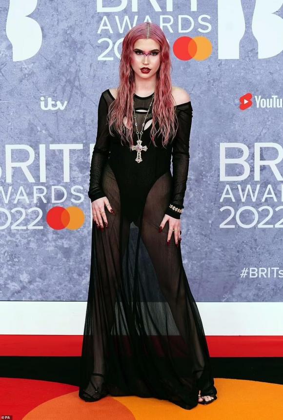 Brit Awards 2022, Adele, Maya Jama, Anne-Marie, Ashley Roberts, thảm đỏ sao