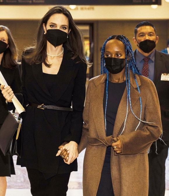 angelina jolie, đeo nhẫn ngón áp út, bật khóc, sao hollywood 