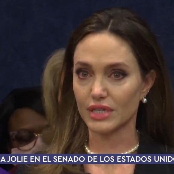 angelina jolie, đeo nhẫn ngón áp út, bật khóc, sao hollywood 