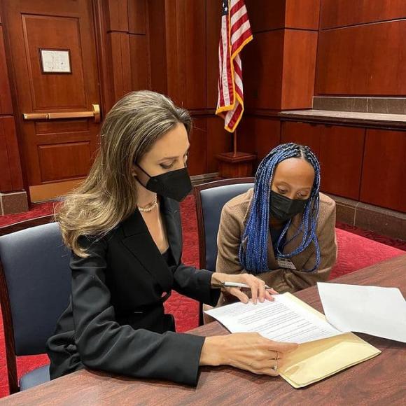 angelina jolie, đeo nhẫn ngón áp út, bật khóc, sao hollywood 
