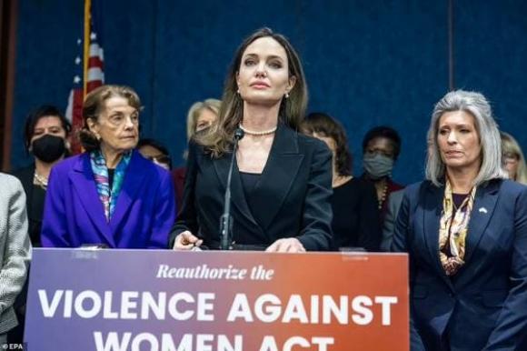 angelina jolie, đeo nhẫn ngón áp út, bật khóc, sao hollywood 