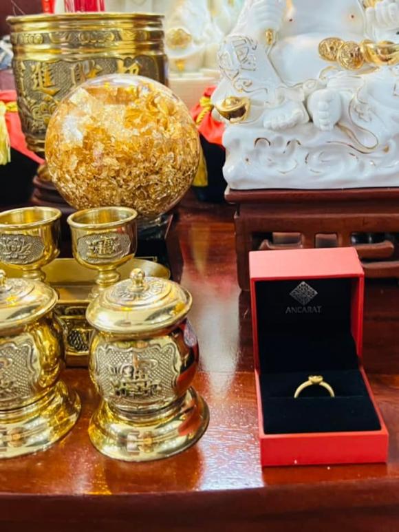 Hải Băng mua một chiếc nhẫn vàng trong ngày vía Thần Tài.