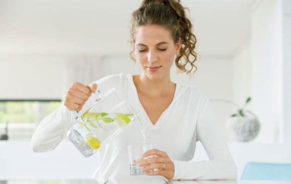 uống nước, vai trò của uống nước với làn da, cơ thể thiếu nước, 