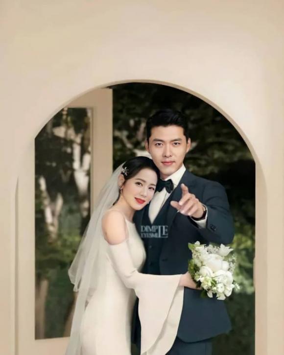 Bộ ảnh cưới của Son Ye Jin với Lee Min Ho sẽ đem đến cho bạn một trải nghiệm đáng nhớ với những hình ảnh tuyệt đẹp. Từ những bộ trang phục cổ điển tới những cảnh quan đẹp như tranh, bộ ảnh này sẽ khiến bạn cảm thấy đang đứng trên một vùng đất thần tiên.