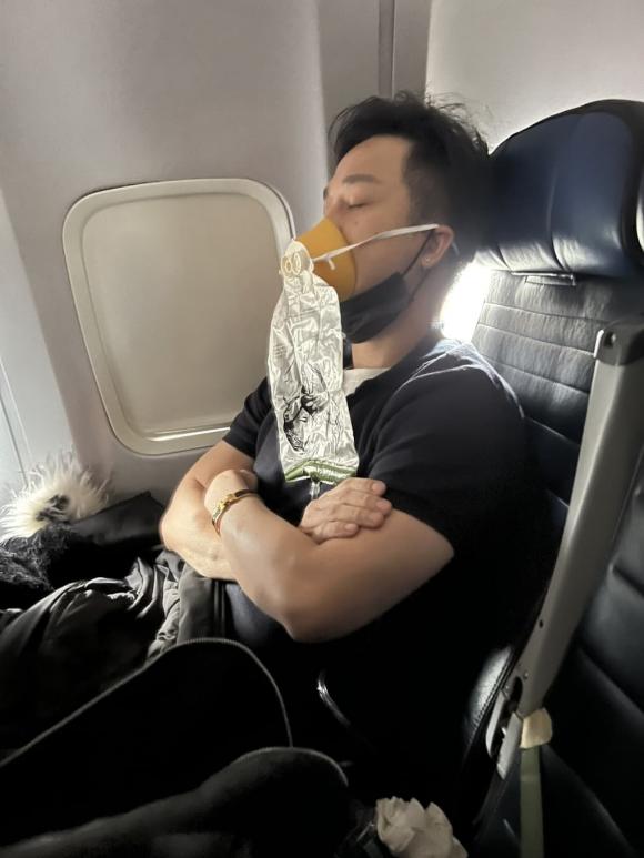 Quách Tuấn Du được cấp cứu trên máy bay.