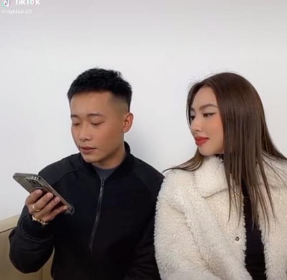 Thùy Tiên có biểu cảm thân mật và cười tít mắt khi bên cạnh chàng Youtuber nổi tiếng