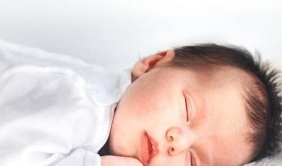 trẻ sơ sinh, tóc dày, tóc mỏng