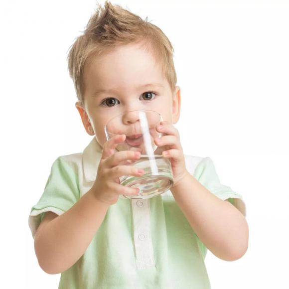 chăm sóc trẻ nhỏ, chăm con, làm sao để trẻ thích uống nước
