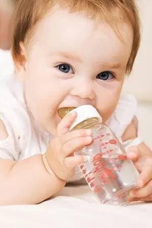 chăm sóc trẻ nhỏ, chăm con, làm sao để trẻ thích uống nước