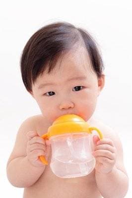 chăm sóc trẻ nhỏ, chăm con, làm sao để trẻ thích uống nước