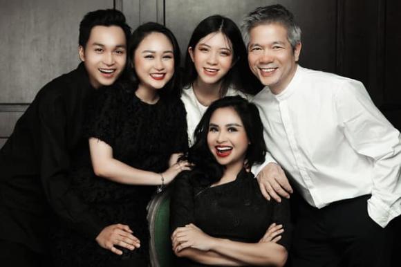 Bức ảnh Diva Thanh Lam cùng bác sĩ Tiến Hùng chụp chung cùng các con riêng.