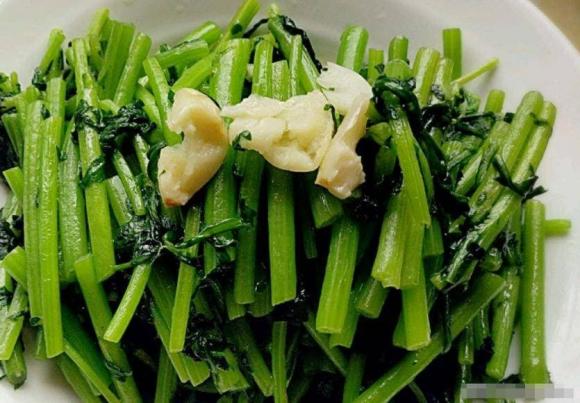 rau cải cúc, xào rau, dạy nấu ăn
