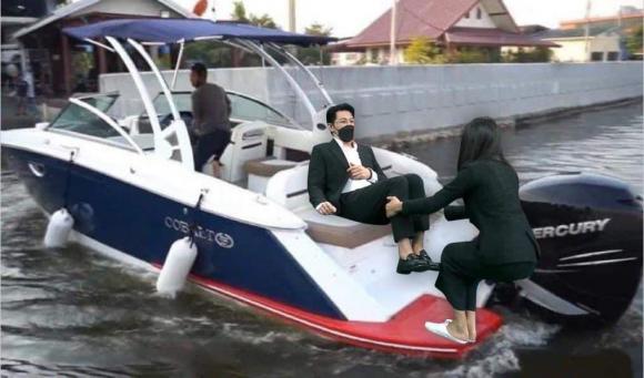 chiếc lá cuốn bay, tangmo nida, quản lý của sao chiếc lá cuốn bay