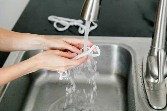 dây giày, dây giày trắng, làm sạch dây giày trắng, giặt dây giày trắng, cách làm sạch dây giày