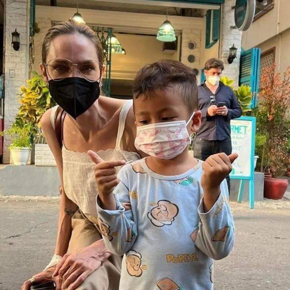 angelina jolie, gân guốc, sao hollywood 
