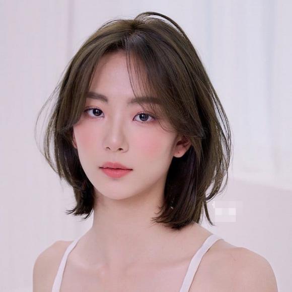 Tóc bob xoăn Hàn Quốc mang lại sự quyến rũ và nữ tính cho các bạn gái. Nếu bạn muốn biến hóa với kiểu tóc độc đáo này, hãy xem những hình ảnh đẹp mắt trên trang web của chúng tôi.