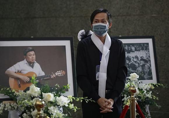 Danh hài Hoài Linh túc trực cùng Việt Hương lo tang lễ cho cố nghệ sĩ Chí Tài.