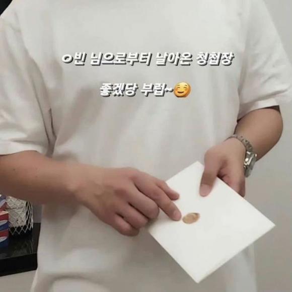 Lee Dong Gook gây chú ý khi chia sẻ khoảnh khắc cầm trong tay tấm thiệp mời cưới của Hyun Bin - Son Ye Jin.