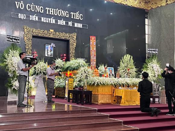 Xuân Lan cùng gia đình đạo diễn Vũ Minh để lo tang lễ cho anh.