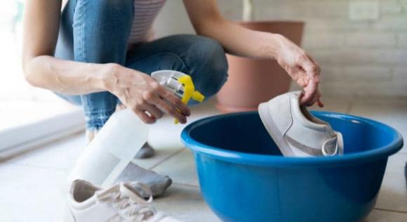 khử mùi hôi giày, giày bị hôi, mẹo khử mùi giày