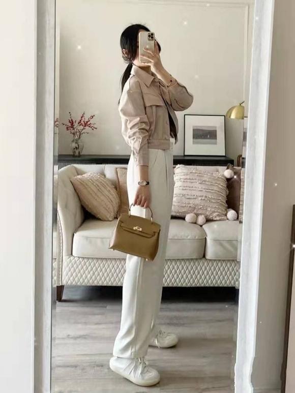 Chiếc 'quần ống rộng màu trắng' nhất định phải có trong tủ đồ, vừa đa năng,  vừa thời trang lại tôn được đôi chân dài miên man