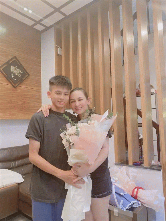276095536_690507429045009_786336634166456392_n.gif 0 ca sĩ phi nhung, wendy phạm, nữ streamer bình dương, sao việt